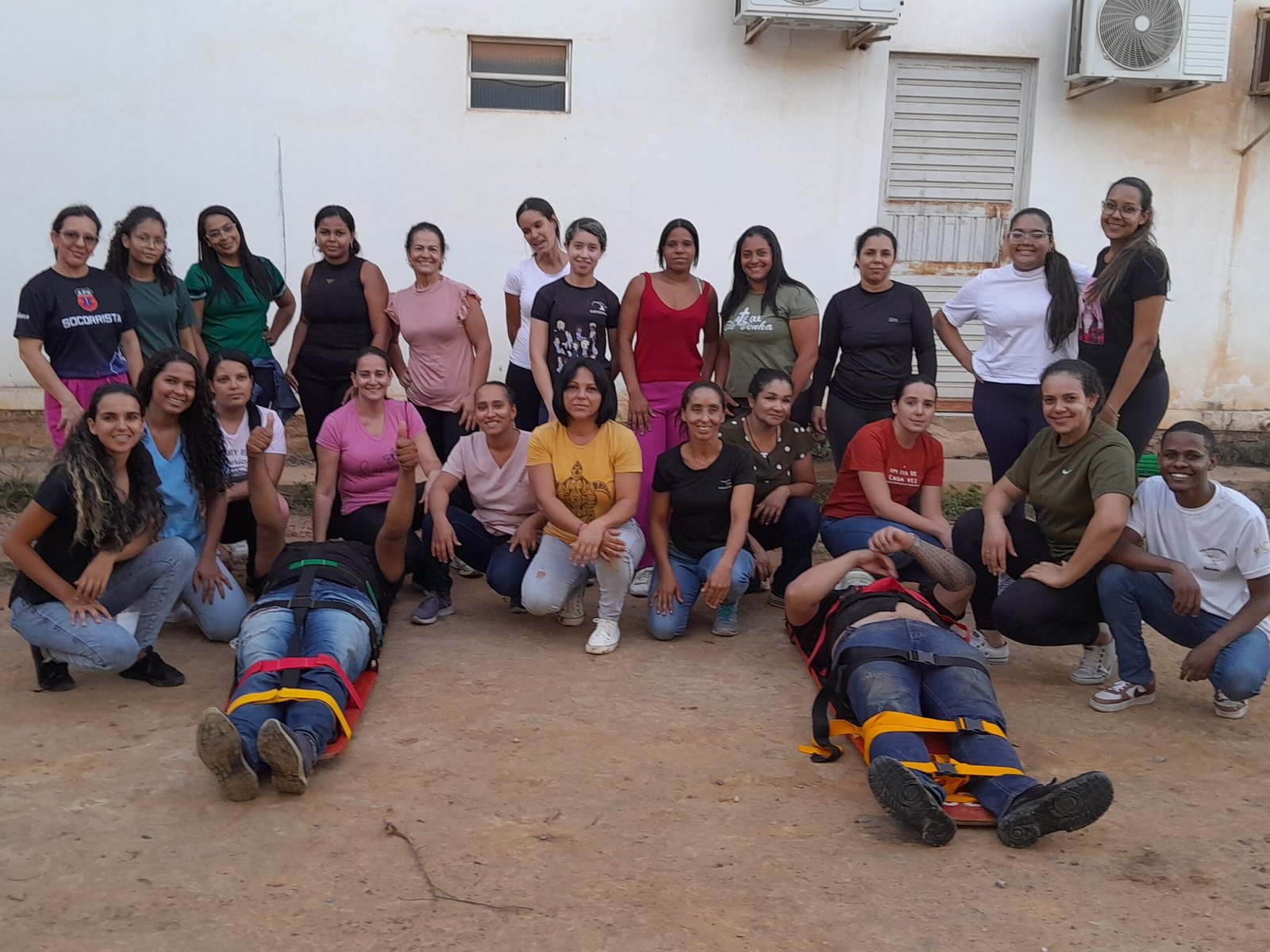 enfermeiros, técnicos de enfermagem e estudantes da área da saúde, condutores de ambulâncias